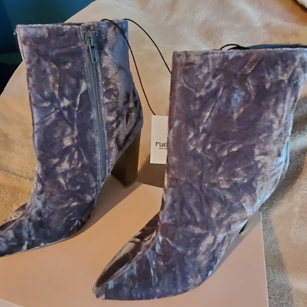 Wild Diva gray Suede boots, size 6.5, 4" NEW